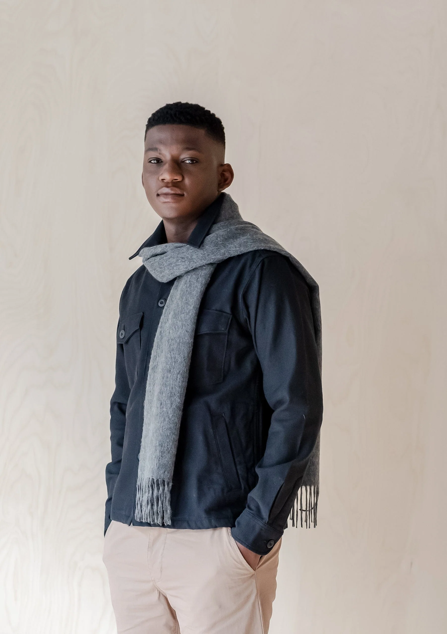 Men's Cashmere Scarf in Charcoal Melange - Image 3