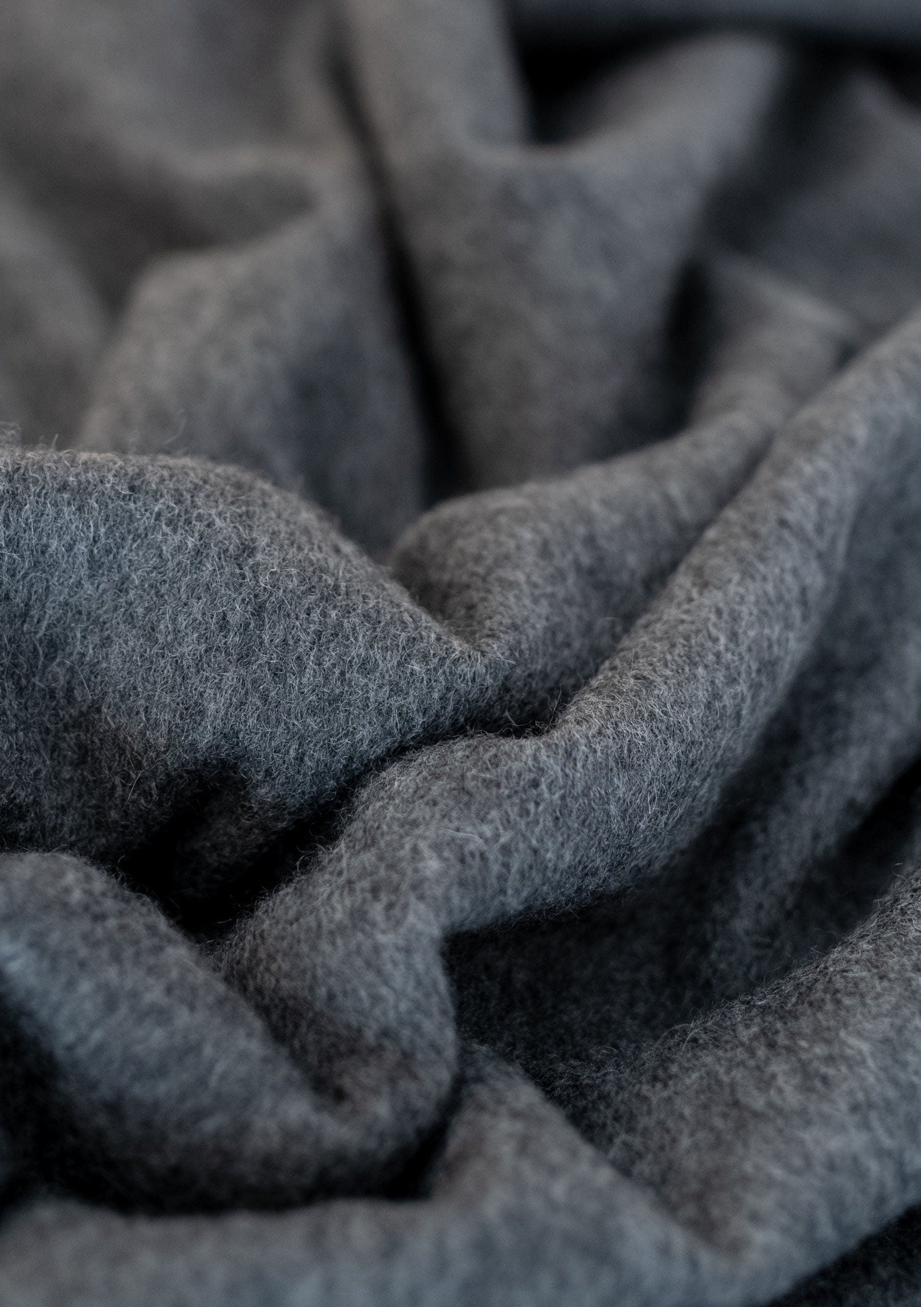 Men's Cashmere Scarf in Charcoal Melange - Image 4