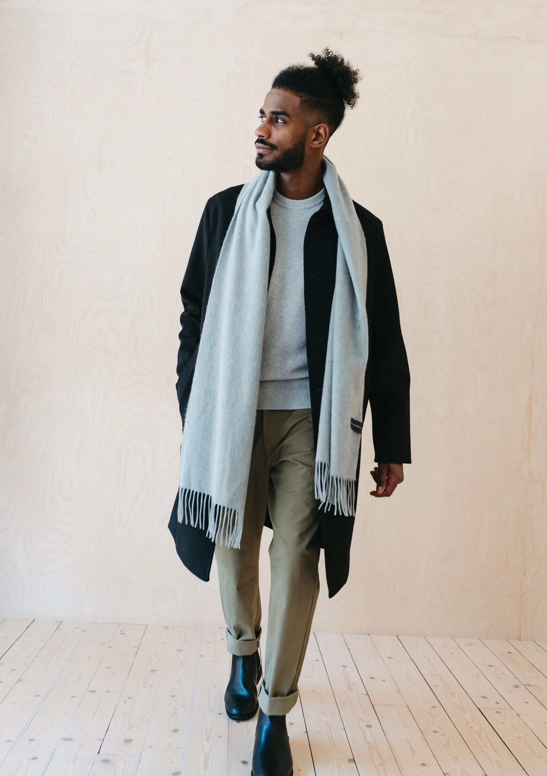 Men's Cashmere Scarf in Light Grey Melange - Image 3