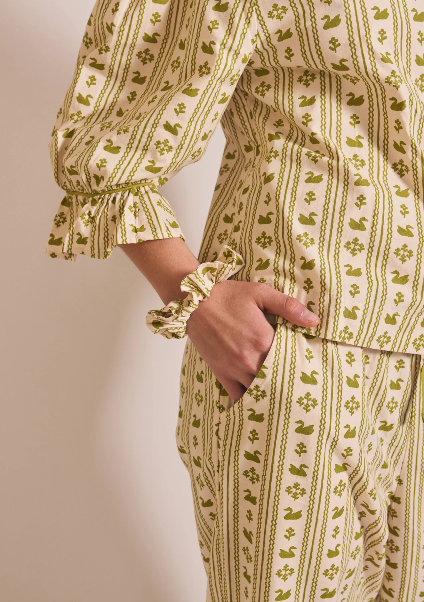Cropped Cotton Pyjamas in Olive Swan - Image 5
